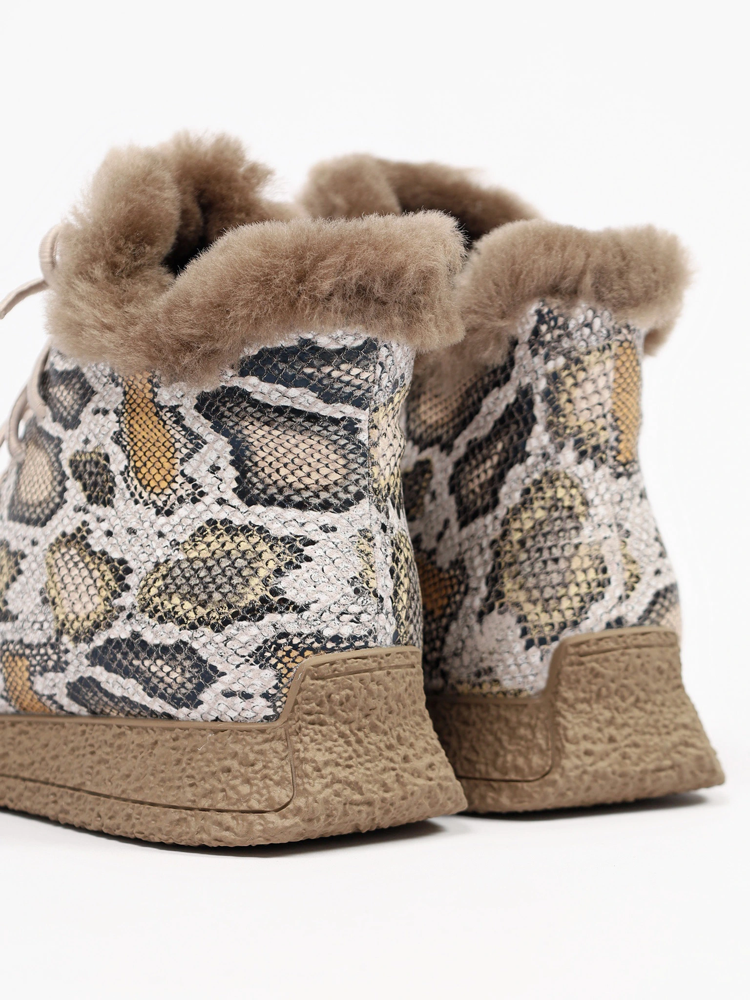 Ботинки с принтом под рептилию на низкой подошве